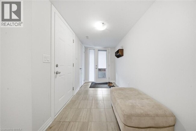 Building Photo - 585 Colborne St