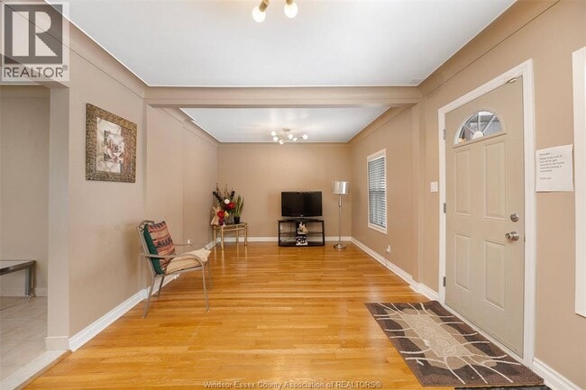 Building Photo - 907 Gladstone Ave