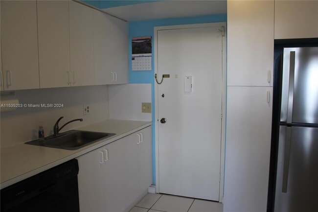 Building Photo - 3505 S Ocean Dr