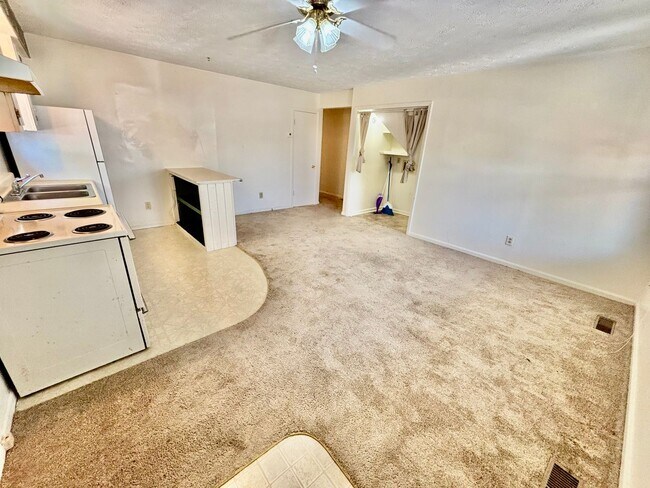 Building Photo - MOVE IN NOW NOVEMBER RENT FREE - 2 Bedroom...