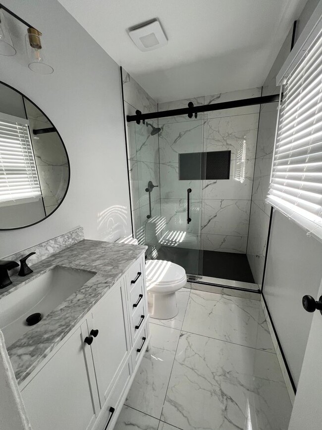 Foto del edificio - Charming, fully renovated 3BR House in Cha...