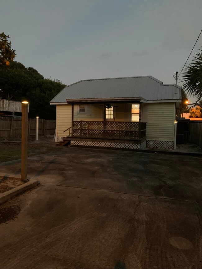 Plazas de aparcamiento fuera de la calle - 118 E Lakeshore Dr