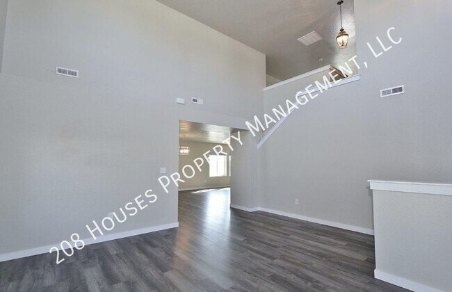 Building Photo - Immaculate Home w/Spacious Floor-plan