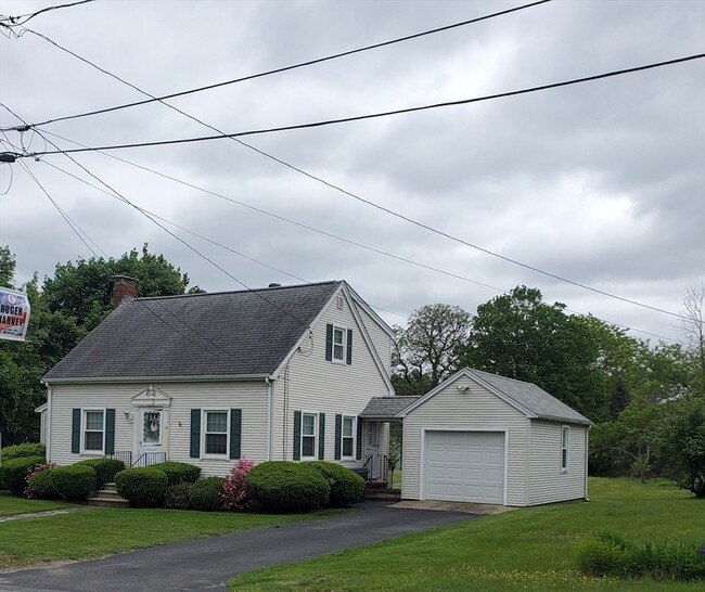 Building Photo - 18 Maple St
