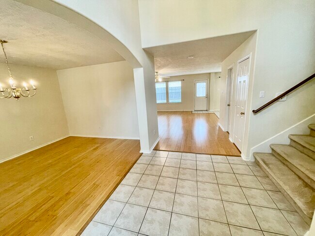 Hermosa entrada que conduce al espacio de comedor/oficina, escaleras, baño pequeño seguido de sala de estar. - 18911 Piney Bend Ct