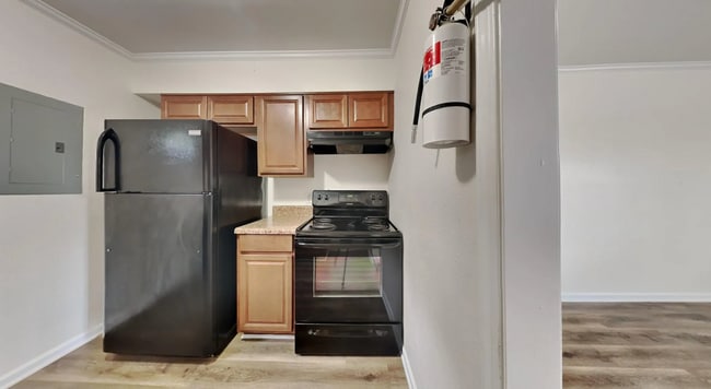 Building Photo - Woodland Terrace – Newly Renovated Home in Prime Downtown Location!