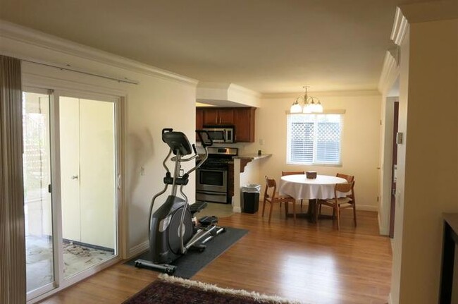 Building Photo - 905 Sea Cliff Way