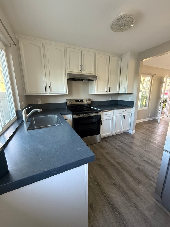 Gabinetes recién pintados, horno nuevo y encimeras de cuarzo. - 1954 Misty Cir