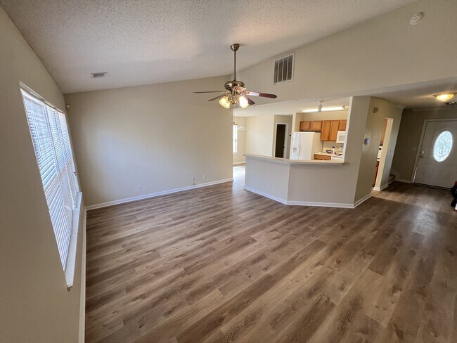 Building Photo - 204 Hawkridge Pl