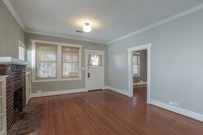 Building Photo - 1421 Cortlandt St