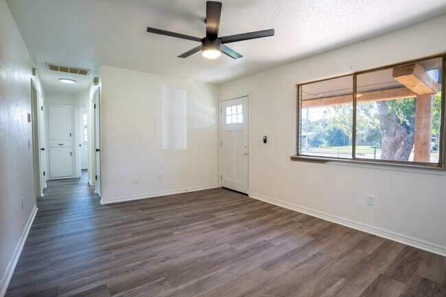 Foto del edificio - Stylish 4-Bedroom Home in Moore with Moder...