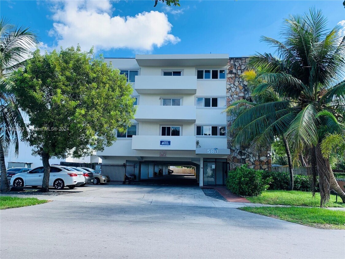 580 NE 127th St Unit 38, North Miami, FL 33161 Room for Rent in North