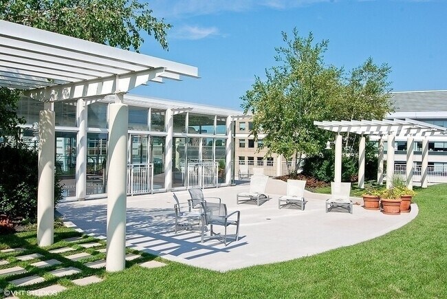 Foto del edificio - 1640 Maple Ave