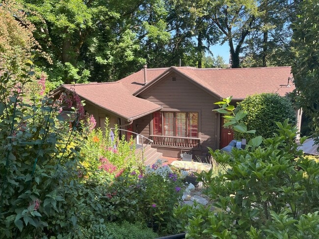 Building Photo - Historic 2-Bedroom Home with Vintage Charm...
