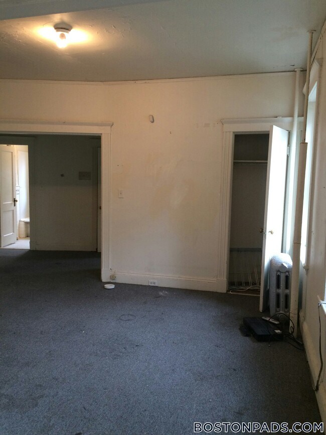 Building Photo - 235 Park Dr