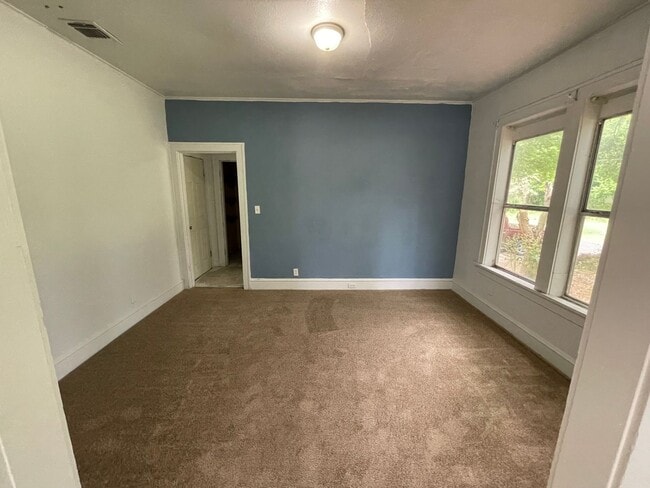 Building Photo - Remodeled 2 Bedroom, 1 Bathroom Home