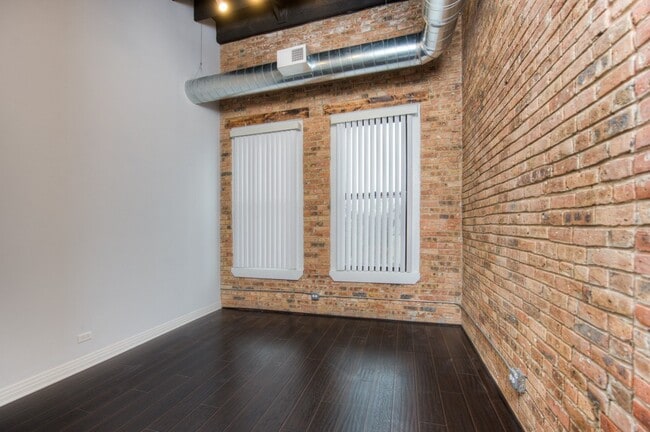 Building Photo - Spacious 4 Bed 3 Bath located in the North Center area
