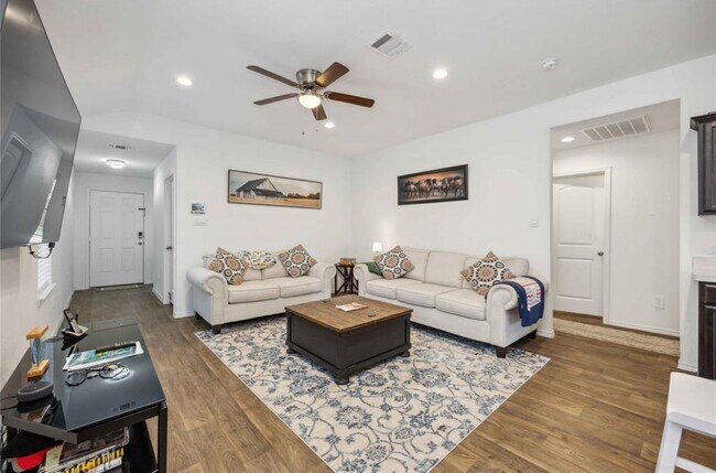 Foto del edificio - 16684 Lonely Pines Dr