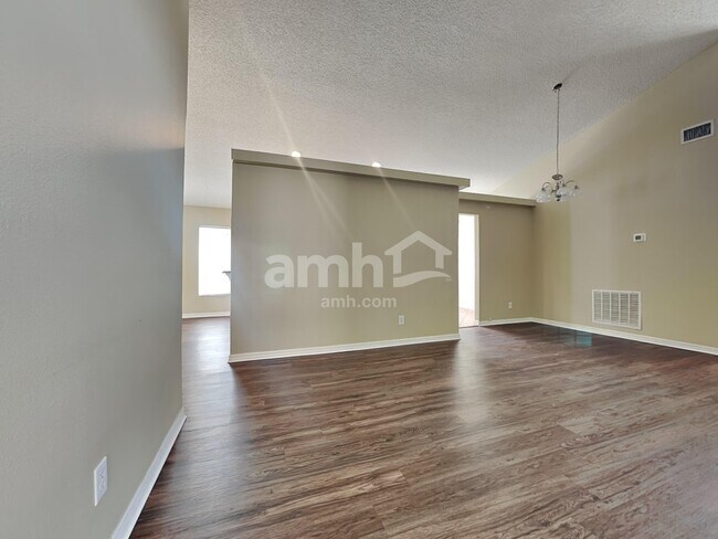 Foto del edificio - 5053 Foxcroft Ct
