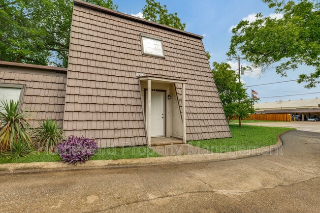 Photo - 809 E Pioneer Dr Apartment