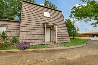 Building Photo - 809 E Pioneer Dr