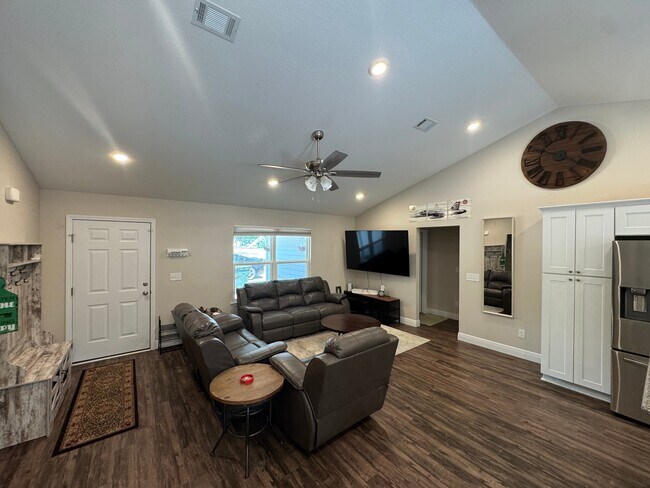 Foto del edificio - 6587 Park Ave NW