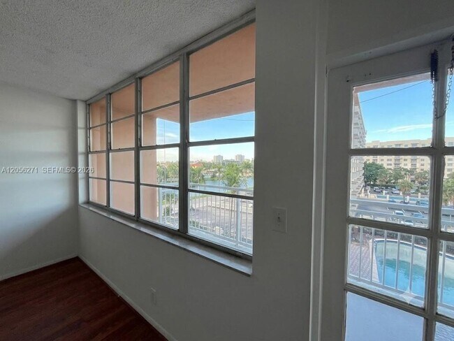 Foto del edificio - 2025 NE 164th St