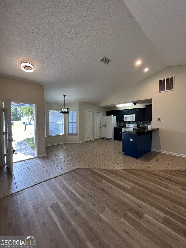Building Photo - 207 Royal Palms Ave