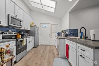 Building Photo - 5369 Saxon St