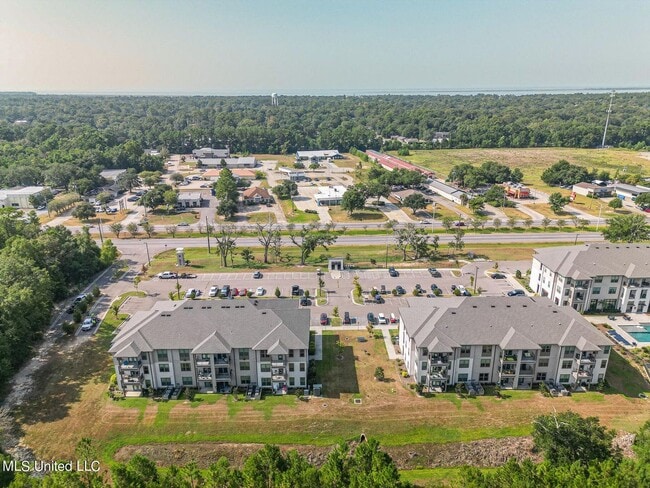 Building Photo - 2 Bed 2 Bath Condo - Open Concept at the I...