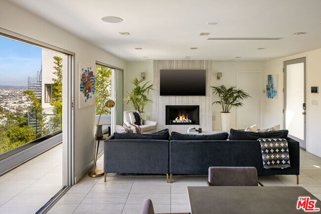 Foto del edificio - 8540 Hillside Ave
