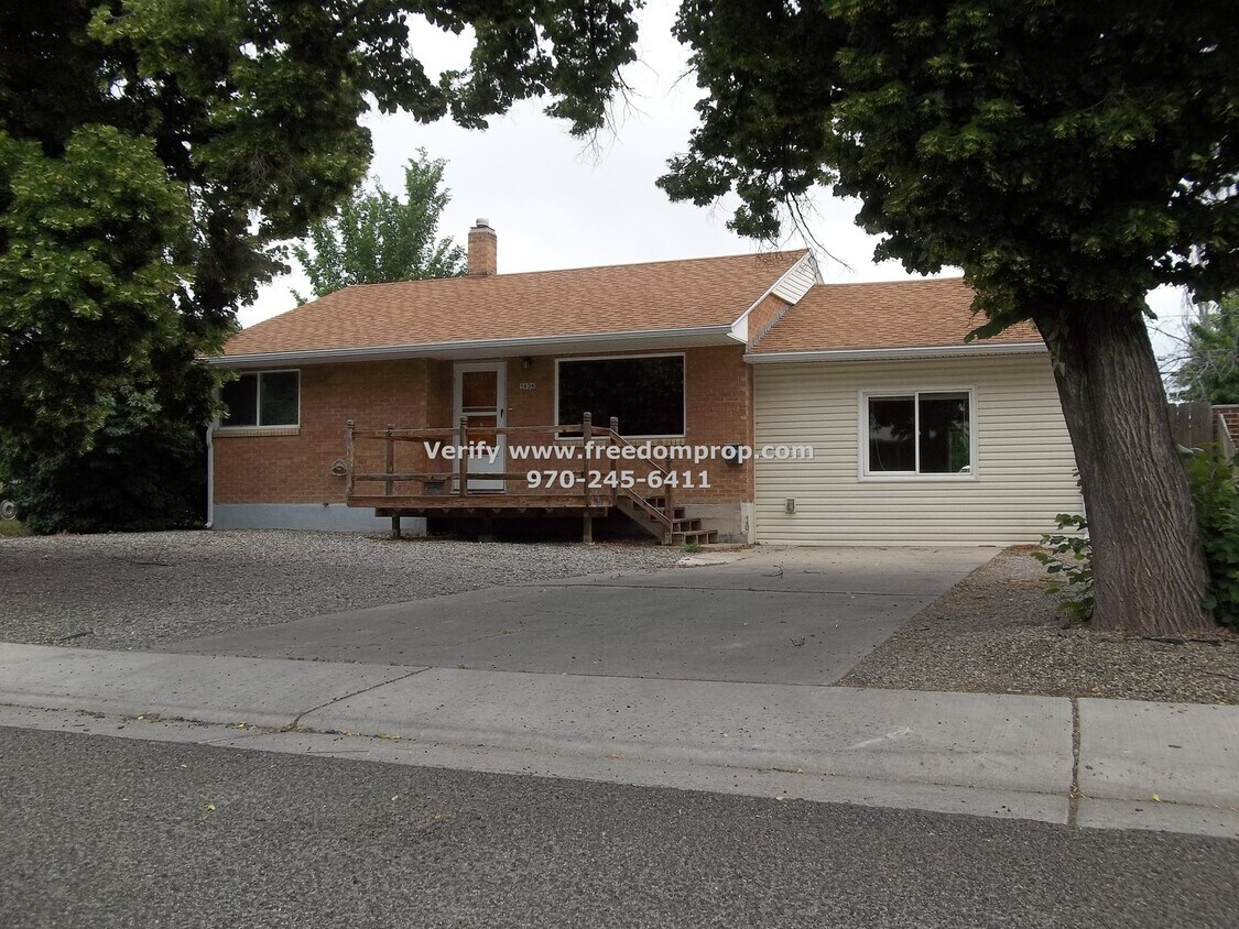 Foto principal - Larger home with convenient location - Col...