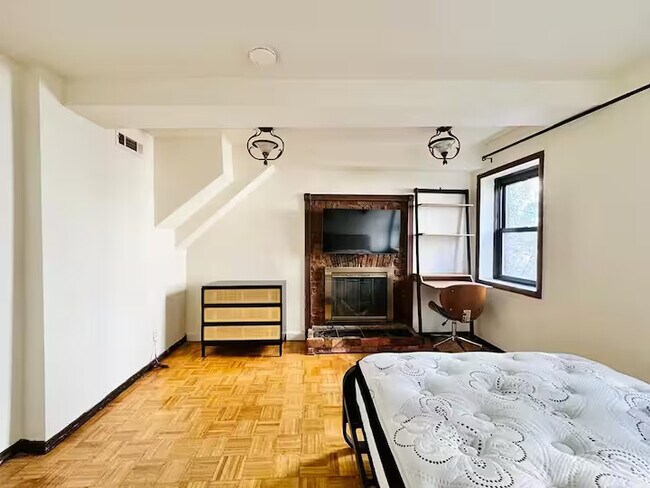 Foto del edificio - Furnished room/NOT APARTMENT