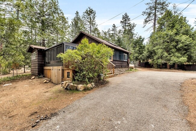 Building Photo - 3 bd 2 ba country cabin close to town