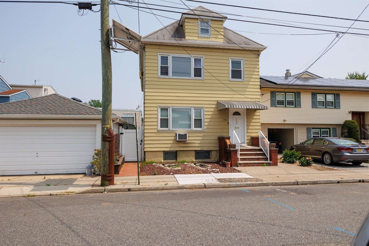 Primary Photo - 736 2nd St