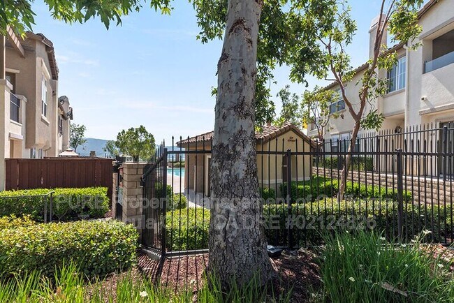 Foto del edificio - 15329 Oak Tree Dr