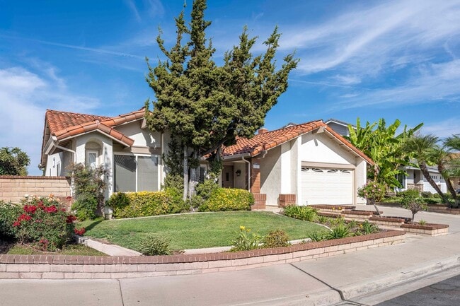 Building Photo - Single-story living with incredible panoramic sunset, mountain, and city light views