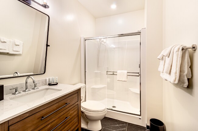 Foto del edificio - 327 E Wilson St