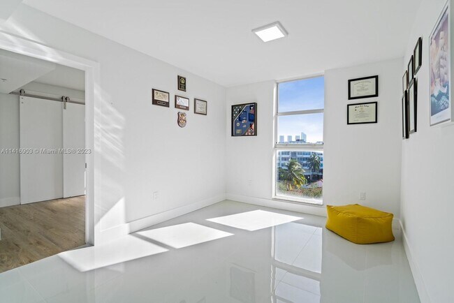 Foto del edificio - 16590 NE 26th Ave