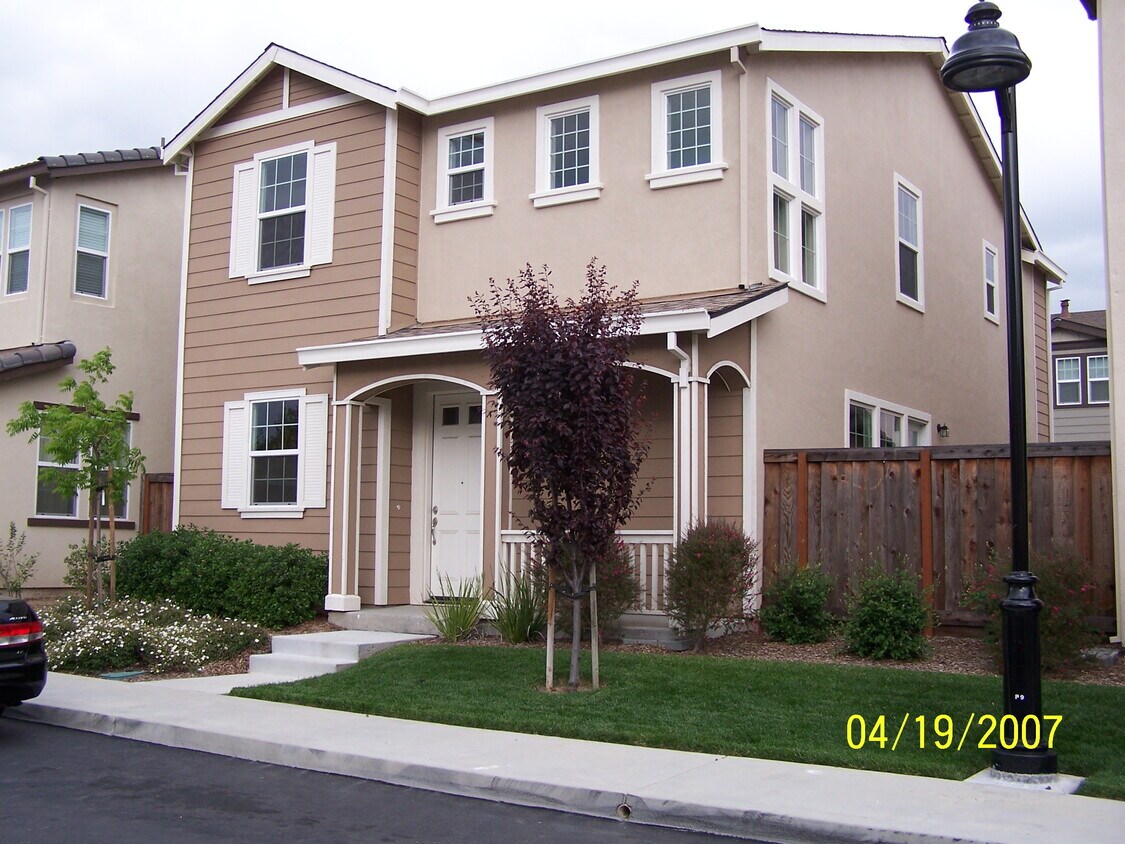 Building Photo - 1676 Vicksburg Dr