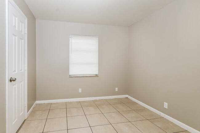 Foto del edificio - 1036 W 32nd St