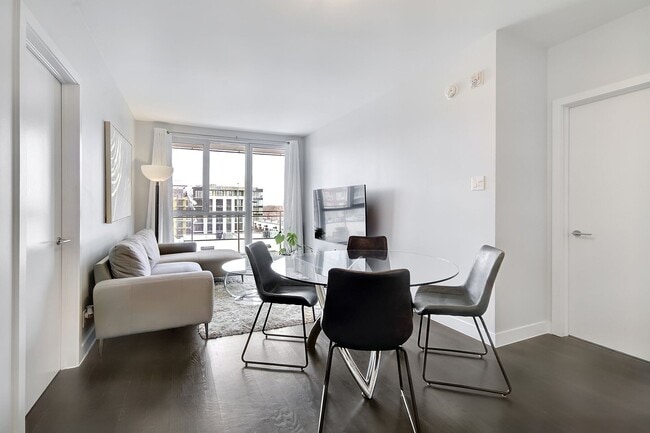 Building Photo - 905 Av. Plymouth