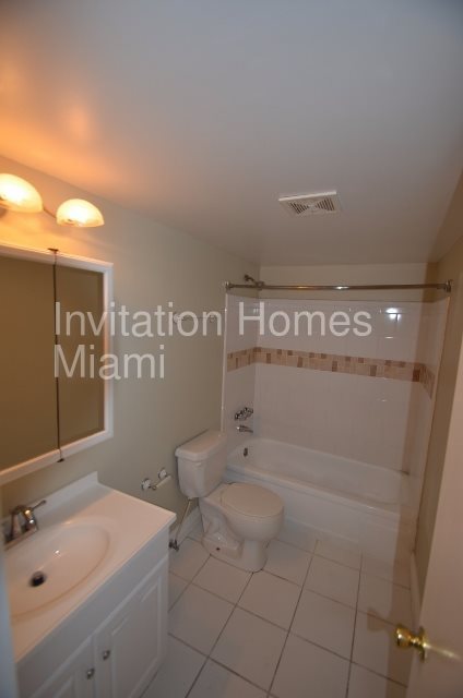 Building Photo - 1400 NE 54th St