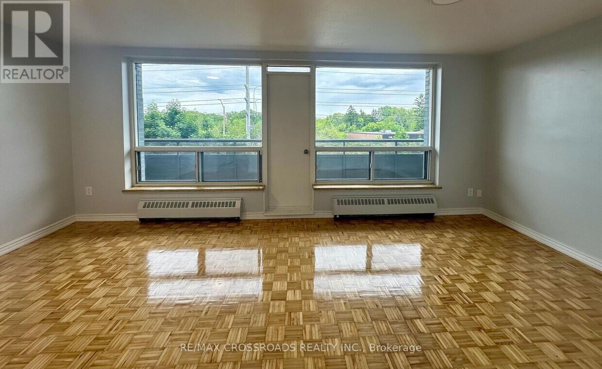 Photo du bâtiment - 363-363 Lakeshore Rd E