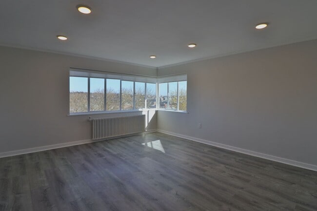 Building Photo - Gorgeous 3 Bedroom Queen Anne Apartment wi...