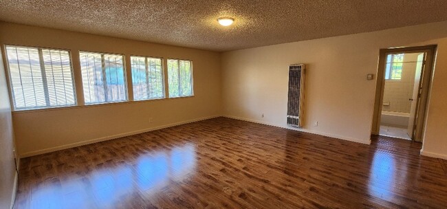 Building Photo - Large 2 Bedroom 1 Bath Apartment 66th Aven...