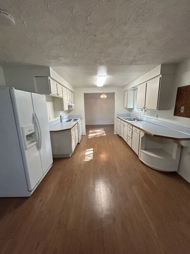 Building Photo - Ranch 3 Bedroom Home in Hearthwood Neighbo...