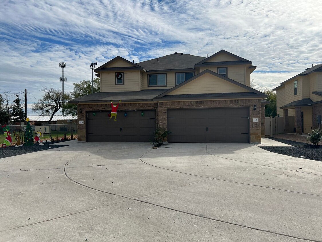 Luxury 3/2.5 Duplex in Seguin, Texas - Luxury 3/2.5  Duplex in Seguin, Texas