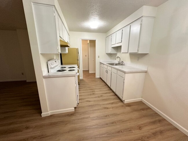 Building Photo - 6055 SW 68th Ct