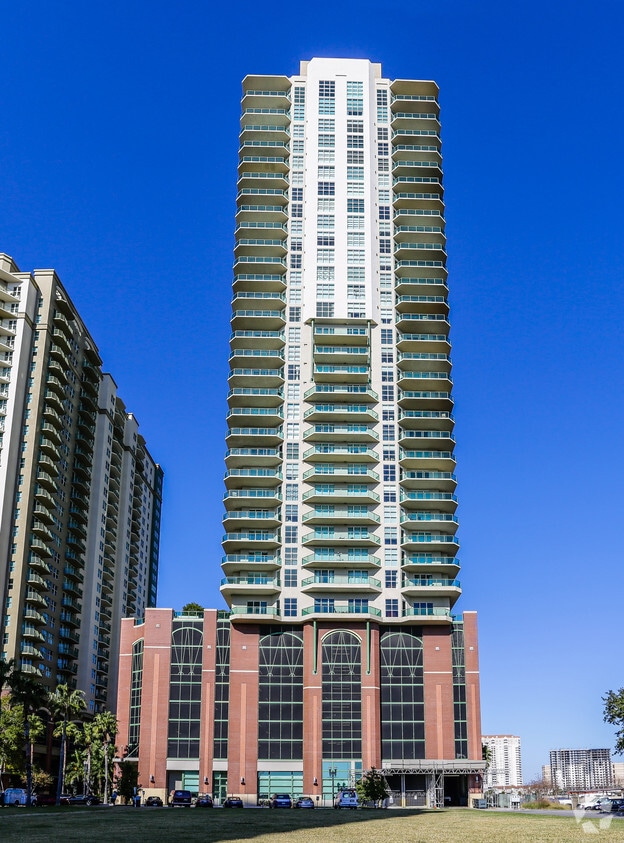 The Peninsula at St. Johns Center Apartments in Jacksonville, FL